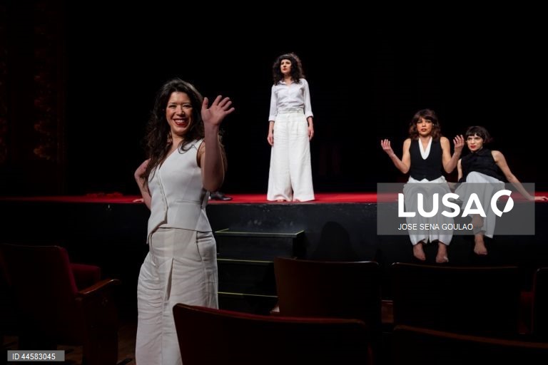 Ensaio de imprensa da peça "Deseja-se Fernanda!", um espetáculo de homenagem e celebração a Fernanda Lapa, com texto de Ana Lázaro, encenação de Cucha Carvalheiro e interpretação de Ana Sampaio e Maia, Carla Bolito, Luís Gaspar, Margarida Cardeal, Marta Lapa e Nuno Vieira de Almeida, com estreia a 15 de março, no Teatro São Luiz, em Lisboa, 13 de março de 2025. JOSÉ SENA GOULÃO/LUSA (ACOMPANHA TEXTO DE 14 DE MARÇO DE 2025)