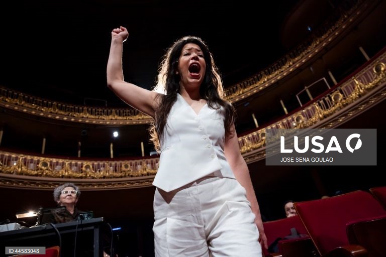 Ensaio de imprensa da peça "Deseja-se Fernanda!", um espetáculo de homenagem e celebração a Fernanda Lapa, com texto de Ana Lázaro, encenação de Cucha Carvalheiro e interpretação de Ana Sampaio e Maia, Carla Bolito, Luís Gaspar, Margarida Cardeal, Marta Lapa e Nuno Vieira de Almeida, com estreia a 15 de março, no Teatro São Luiz, em Lisboa, 13 de março de 2025. JOSÉ SENA GOULÃO/LUSA (ACOMPANHA TEXTO DE 14 DE MARÇO DE 2025)