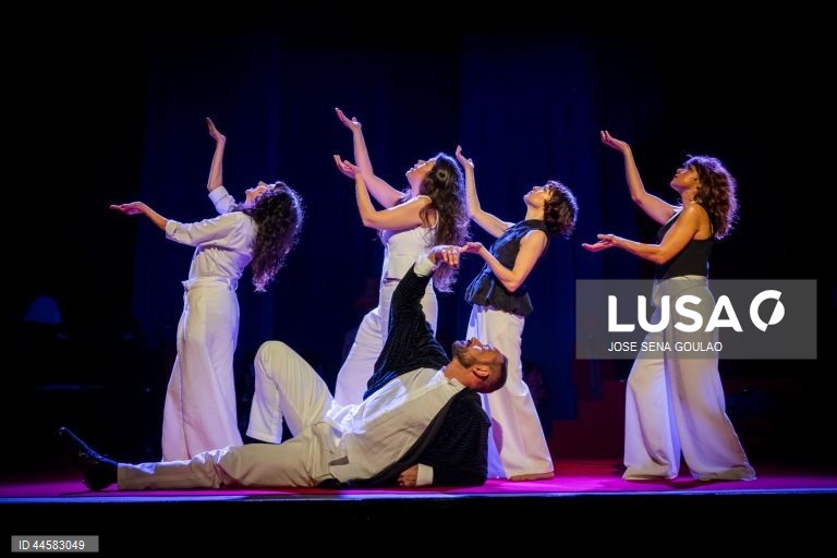 Ensaio de imprensa da peça "Deseja-se Fernanda!", um espetáculo de homenagem e celebração a Fernanda Lapa, com texto de Ana Lázaro, encenação de Cucha Carvalheiro e interpretação de Ana Sampaio e Maia, Carla Bolito, Luís Gaspar, Margarida Cardeal, Marta Lapa e Nuno Vieira de Almeida, com estreia a 15 de março, no Teatro São Luiz, em Lisboa, 13 de março de 2025. JOSÉ SENA GOULÃO/LUSA (ACOMPANHA TEXTO DE 14 DE MARÇO DE 2025)