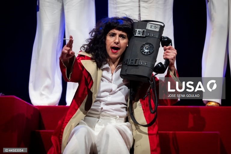 Ensaio de imprensa da peça "Deseja-se Fernanda!", um espetáculo de homenagem e celebração a Fernanda Lapa, com texto de Ana Lázaro, encenação de Cucha Carvalheiro e interpretação de Ana Sampaio e Maia, Carla Bolito, Luís Gaspar, Margarida Cardeal, Marta Lapa e Nuno Vieira de Almeida, com estreia a 15 de março, no Teatro São Luiz, em Lisboa, 13 de março de 2025. JOSÉ SENA GOULÃO/LUSA (ACOMPANHA TEXTO DE 14 DE MARÇO DE 2025)