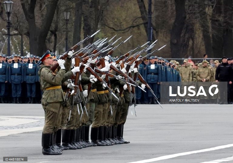 Ensaio do desfile do Dia da Vitória em São Petersburgo
