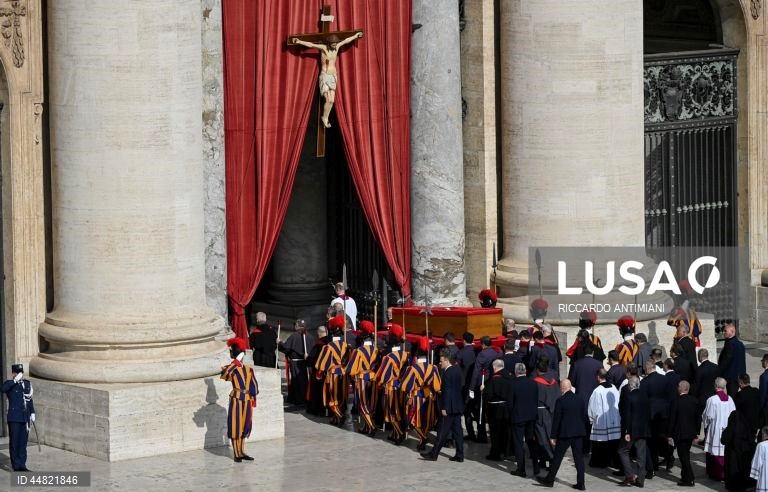 Cerimónia de trasladação do corpo de Francisco para a basílica de São Pedro
