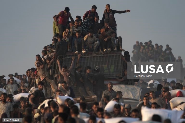 Palestina: Distribuição de sacos de farinha em Jabalia