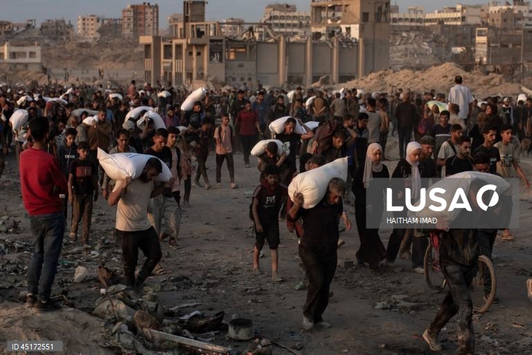 Palestina: Distribuição de sacos de farinha em Jabalia