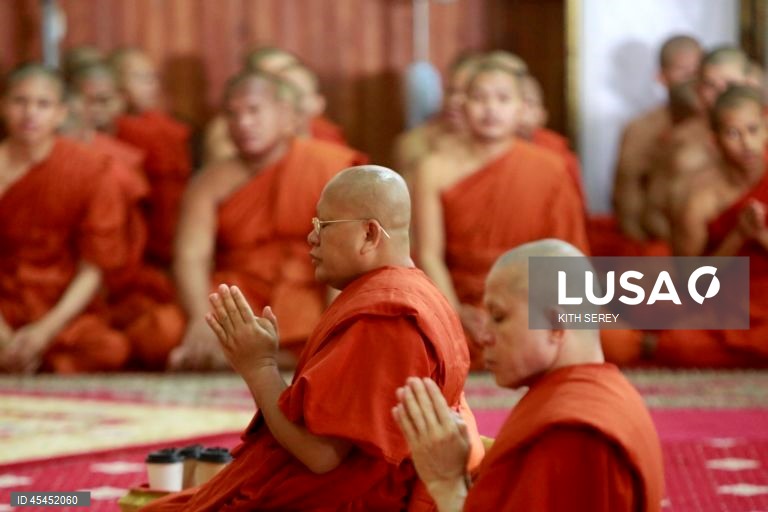 Camboja: Cerimónias budistas pela paz em Phnom Penh