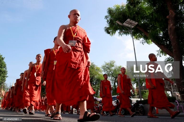 Camboja: Cerimónias budistas pela paz em Phnom Penh