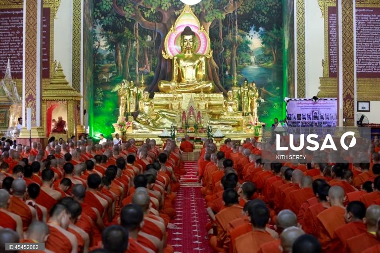 Camboja: Cerimónias budistas pela paz em Phnom Penh