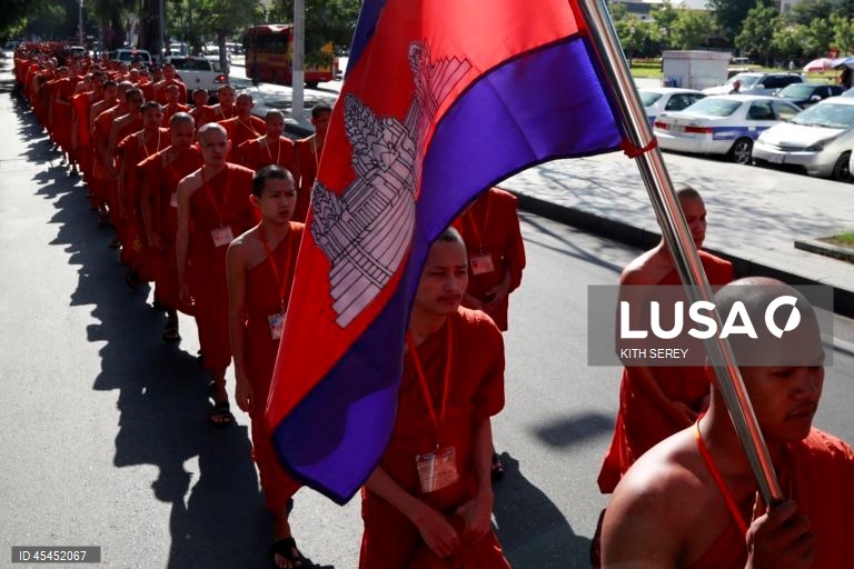 Camboja: Cerimónias budistas pela paz em Phnom Penh