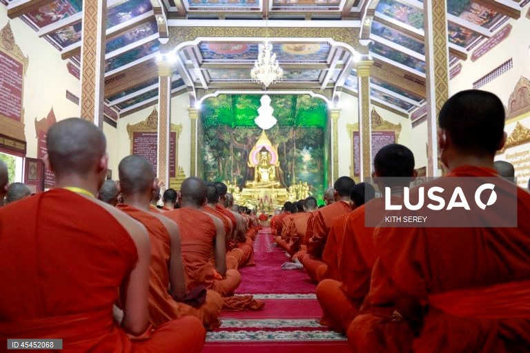 Camboja: Cerimónias budistas pela paz em Phnom Penh