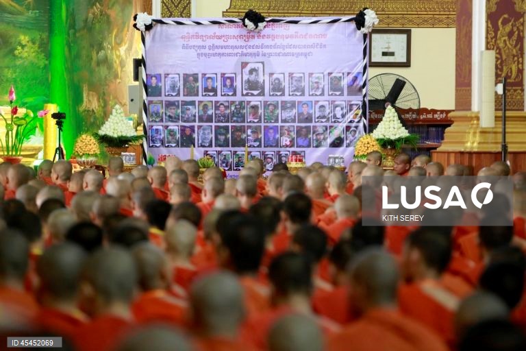 Camboja: Cerimónias budistas pela paz em Phnom Penh