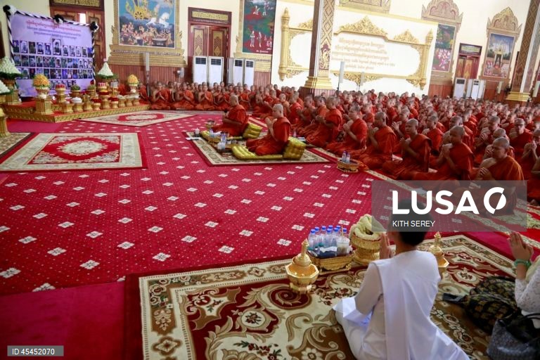 Camboja: Cerimónias budistas pela paz em Phnom Penh