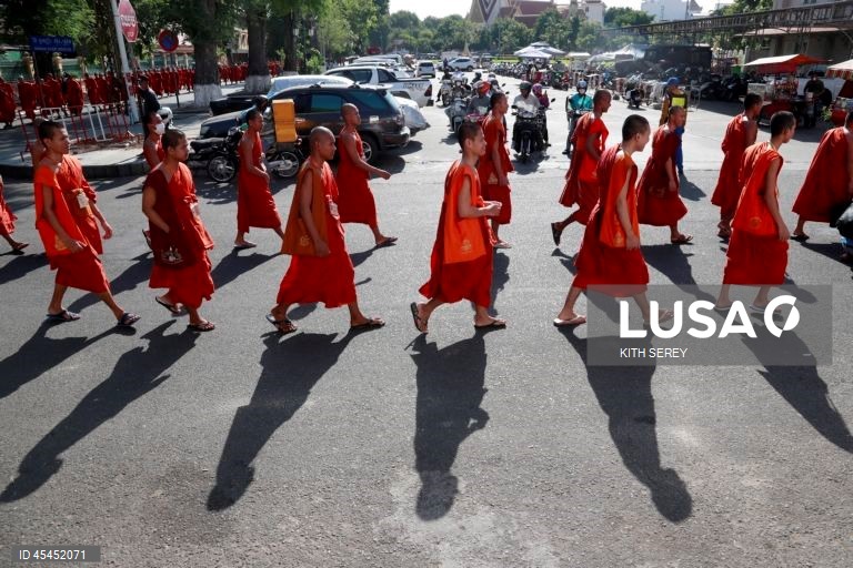 Camboja: Cerimónias budistas pela paz em Phnom Penh