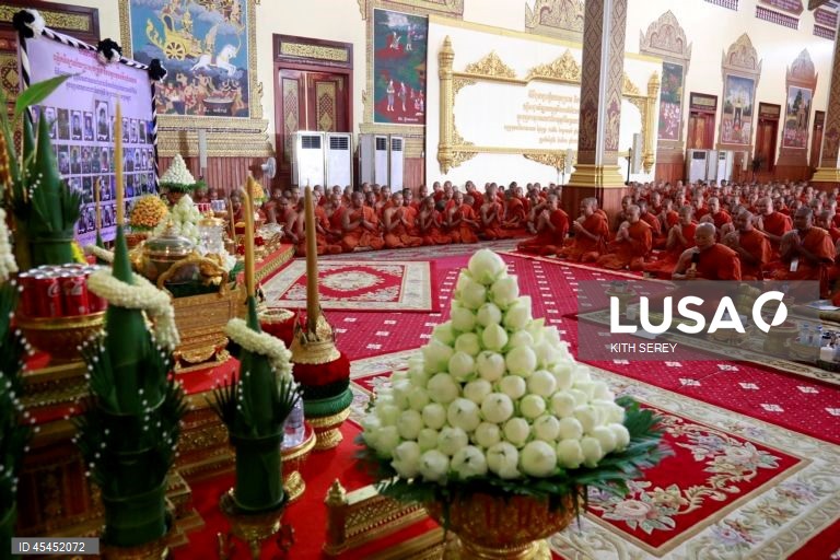 Camboja: Cerimónias budistas pela paz em Phnom Penh