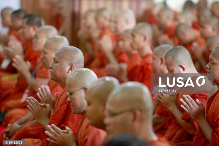 Camboja: Cerimónias budistas pela paz em Phnom Penh