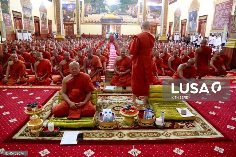 Camboja: Cerimónias budistas pela paz em Phnom Penh