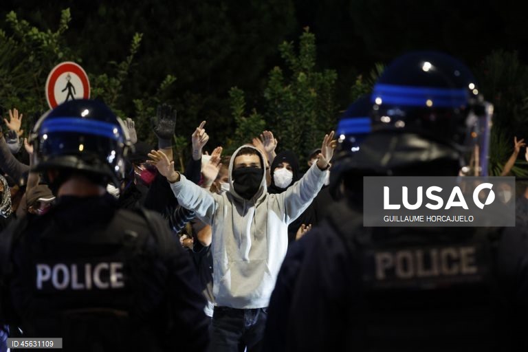 Protestos de «bloqueio total» espalham-se pela França