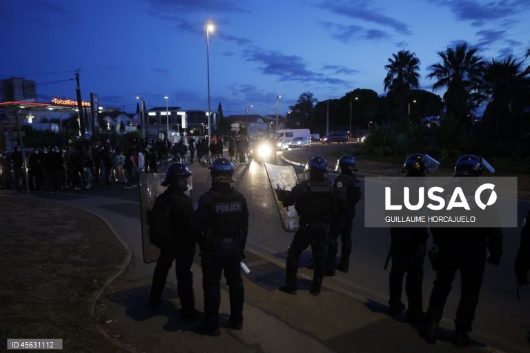 Protestos de «bloqueio total» espalham-se pela França