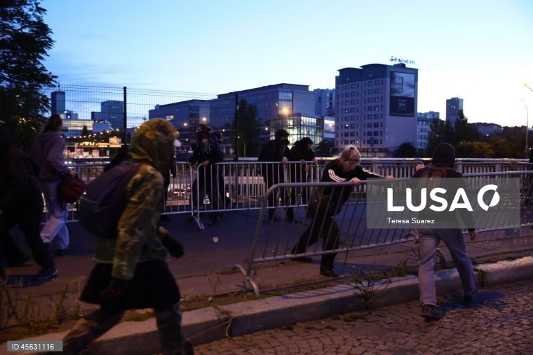 Protestos de «bloqueio total» espalham-se pela França