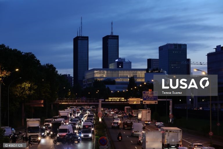 Protestos de «bloqueio total» espalham-se pela França