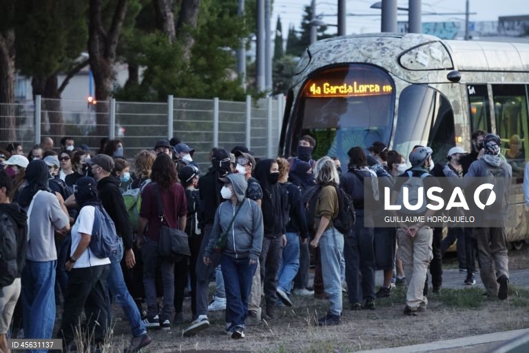 Protestos de «bloqueio total» espalham-se pela França