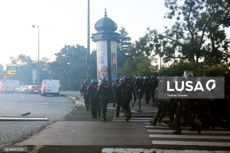 Protestos de «bloqueio total» espalham-se pela França