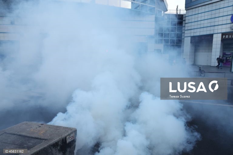 Protestos de «bloqueio total» espalham-se pela França