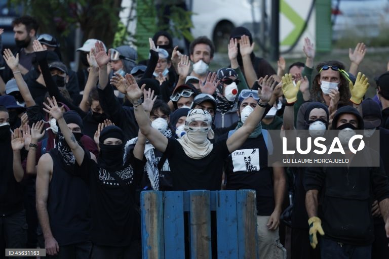 Protestos de «bloqueio total» espalham-se pela França