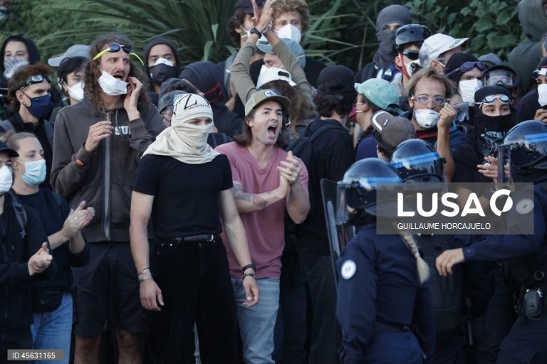 Protestos de «bloqueio total» espalham-se pela França