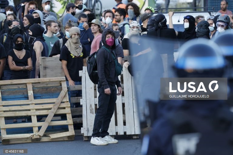Protestos de «bloqueio total» espalham-se pela França