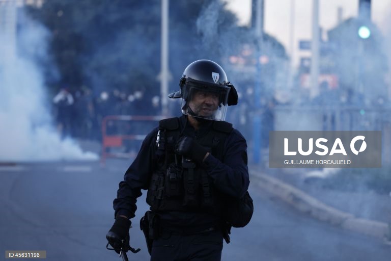 Protestos de «bloqueio total» espalham-se pela França