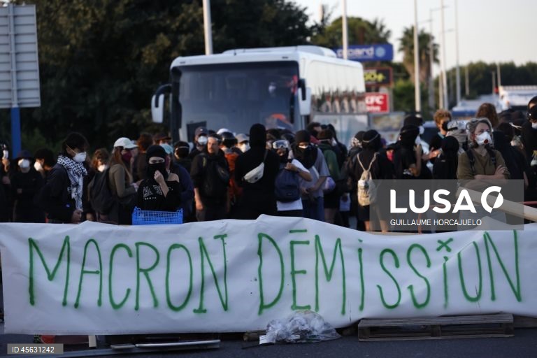 Protestos de «bloqueio total» espalham-se pela França
