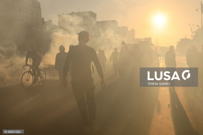 Protestos de «bloqueio total» espalham-se pela França