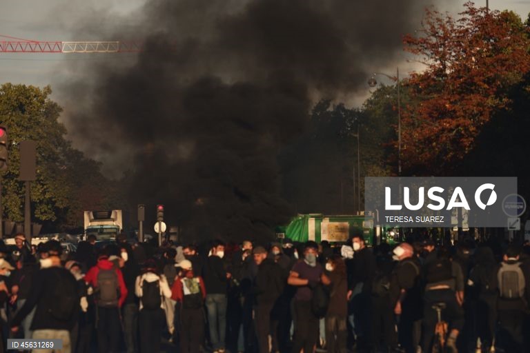 Protestos de «bloqueio total» espalham-se pela França