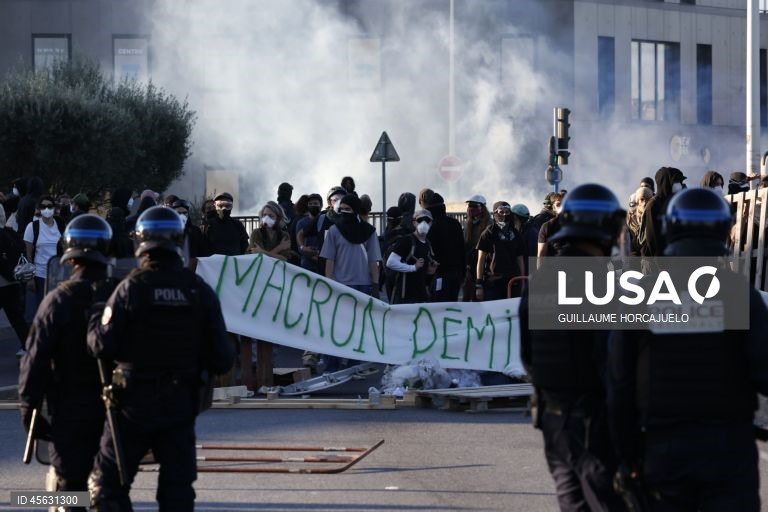 Protestos de «bloqueio total» espalham-se pela França