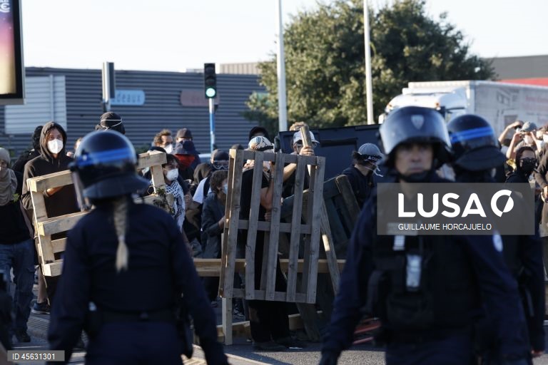Protestos de «bloqueio total» espalham-se pela França