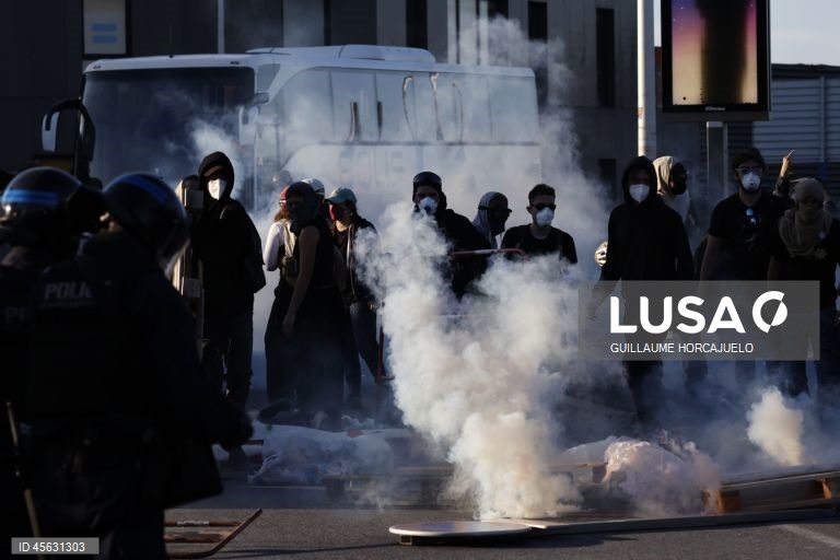 Protestos de «bloqueio total» espalham-se pela França