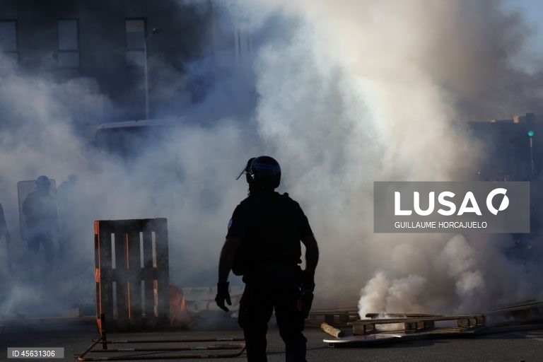 Protestos de «bloqueio total» espalham-se pela França