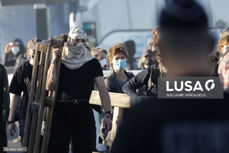 Protestos de «bloqueio total» espalham-se pela França
