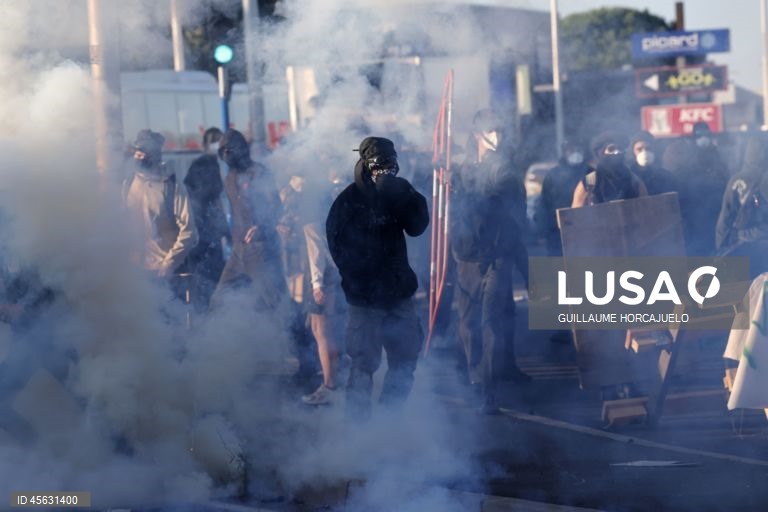 Protestos de «bloqueio total» espalham-se pela França