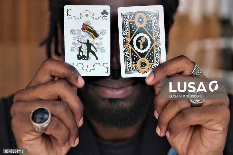 Entre o silêncio e o isolamento da pandemia da covid-19, o jovem artista visual Lauro Munguambe criou o primeiro baralho moçambicano de cartas ilustradas com figuras históricas e lugares do país, para entreter, ensinar e "trazer o esquecido”, Maputo, Moçambique, 04 de setembro de 2025. (ACOMPANHA TEXTO DA LUSA DO DIA 22 DE SETEMBRO DE 2025) LUÍSA NHANTUMBO/LUSA