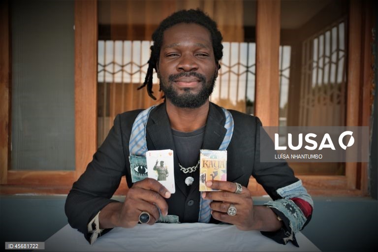 Entre o silêncio e o isolamento da pandemia da covid-19, o jovem artista visual Lauro Munguambe criou o primeiro baralho moçambicano de cartas ilustradas com figuras históricas e lugares do país, para entreter, ensinar e "trazer o esquecido”, Maputo, Moçambique, 04 de setembro de 2025. (ACOMPANHA TEXTO DA LUSA DO DIA 22 DE SETEMBRO DE 2025) LUÍSA NHANTUMBO/LUSA