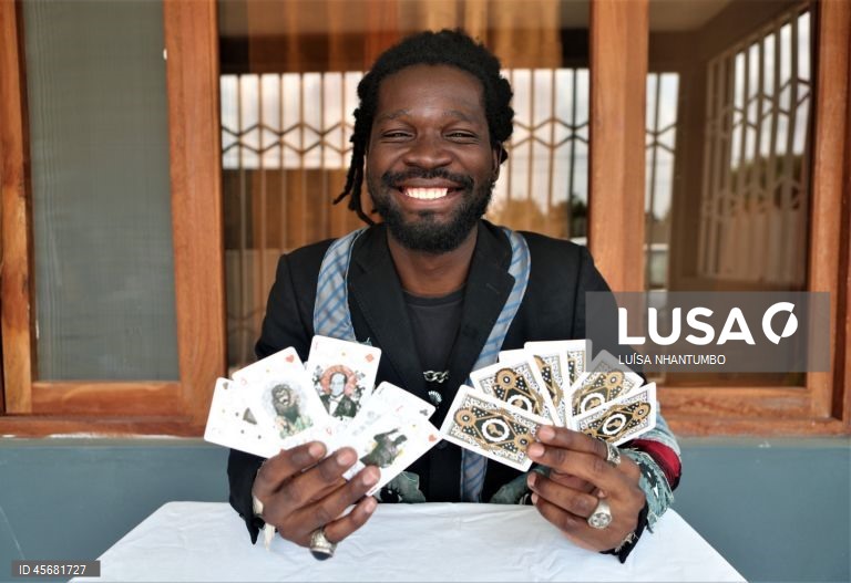 Entre o silêncio e o isolamento da pandemia da covid-19, o jovem artista visual Lauro Munguambe criou o primeiro baralho moçambicano de cartas ilustradas com figuras históricas e lugares do país, para entreter, ensinar e "trazer o esquecido”, Maputo, Moçambique, 04 de setembro de 2025. (ACOMPANHA TEXTO DA LUSA DO DIA 22 DE SETEMBRO DE 2025) LUÍSA NHANTUMBO/LUSA