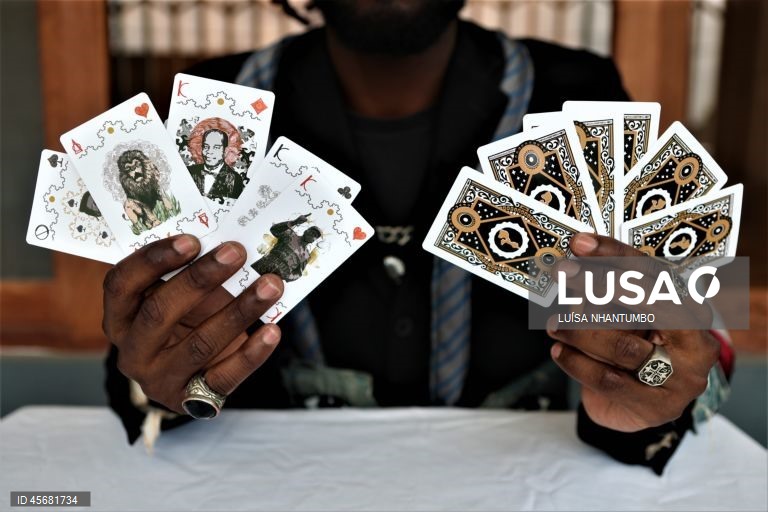 Primeiro baralho de cartas moçambicano para ensinar e recordar o passado, com figuras históricas do país, Maputo, Moçambique, 04 de setembro de 2025. Entre o silêncio e o isolamento da pandemia da covid-19, o jovem artista visual Lauro Munguambe criou o primeiro baralho moçambicano de cartas ilustradas com figuras históricas e lugares do país, para entreter, ensinar e "trazer o esquecido”. (ACOMPANHA TEXTO DA LUSA DO DIA 22 DE SETEMBRO DE 2025) LUÍSA NHANTUMBO/LUSA