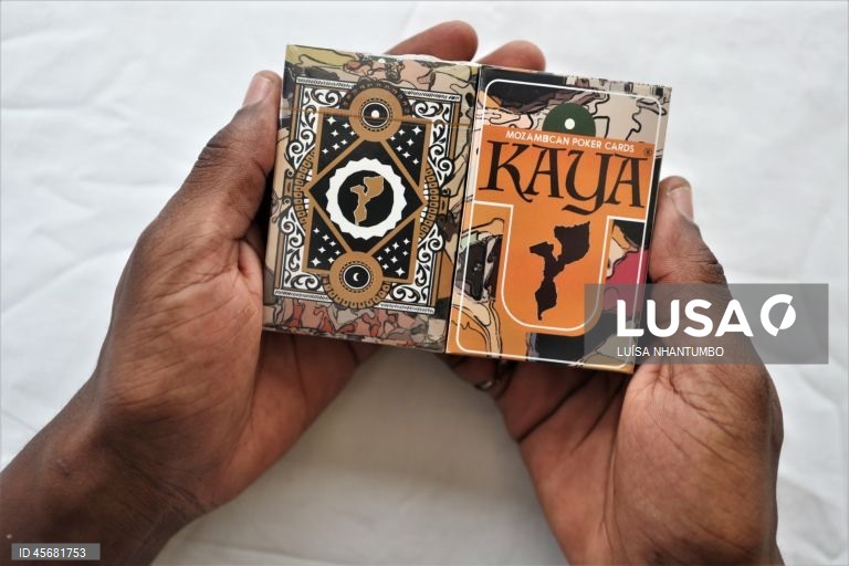 Primeiro baralho de cartas moçambicano para ensinar e recordar o passado, com figuras históricas do país, Maputo, Moçambique, 04 de setembro de 2025. Entre o silêncio e o isolamento da pandemia da covid-19, o jovem artista visual Lauro Munguambe criou o primeiro baralho moçambicano de cartas ilustradas com figuras históricas e lugares do país, para entreter, ensinar e "trazer o esquecido”. (ACOMPANHA TEXTO DA LUSA DO DIA 22 DE SETEMBRO DE 2025) LUÍSA NHANTUMBO/LUSA