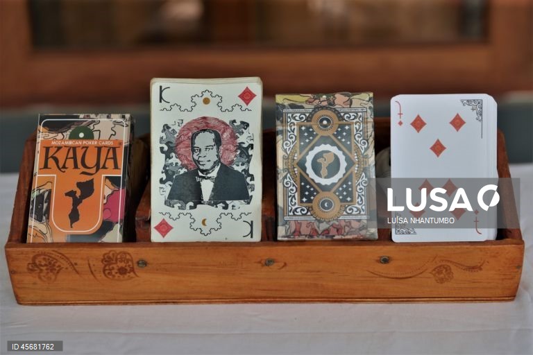 Primeiro baralho de cartas moçambicano para ensinar e recordar o passado, com figuras históricas do país, Maputo, Moçambique, 04 de setembro de 2025. Entre o silêncio e o isolamento da pandemia da covid-19, o jovem artista visual Lauro Munguambe criou o primeiro baralho moçambicano de cartas ilustradas com figuras históricas e lugares do país, para entreter, ensinar e "trazer o esquecido”. (ACOMPANHA TEXTO DA LUSA DO DIA 22 DE SETEMBRO DE 2025) LUÍSA NHANTUMBO/LUSA