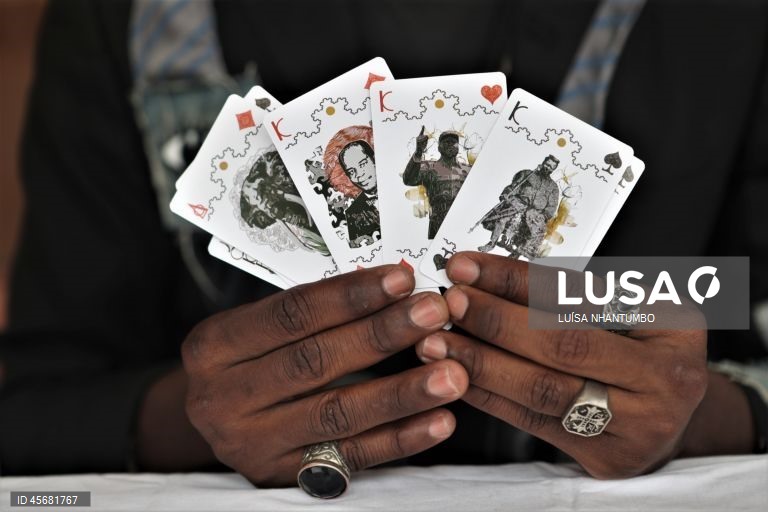 Primeiro baralho de cartas moçambicano para ensinar e recordar o passado, com figuras históricas do país, Maputo, Moçambique, 04 de setembro de 2025. Entre o silêncio e o isolamento da pandemia da covid-19, o jovem artista visual Lauro Munguambe criou o primeiro baralho moçambicano de cartas ilustradas com figuras históricas e lugares do país, para entreter, ensinar e "trazer o esquecido”. (ACOMPANHA TEXTO DA LUSA DO DIA 22 DE SETEMBRO DE 2025) LUÍSA NHANTUMBO/LUSA