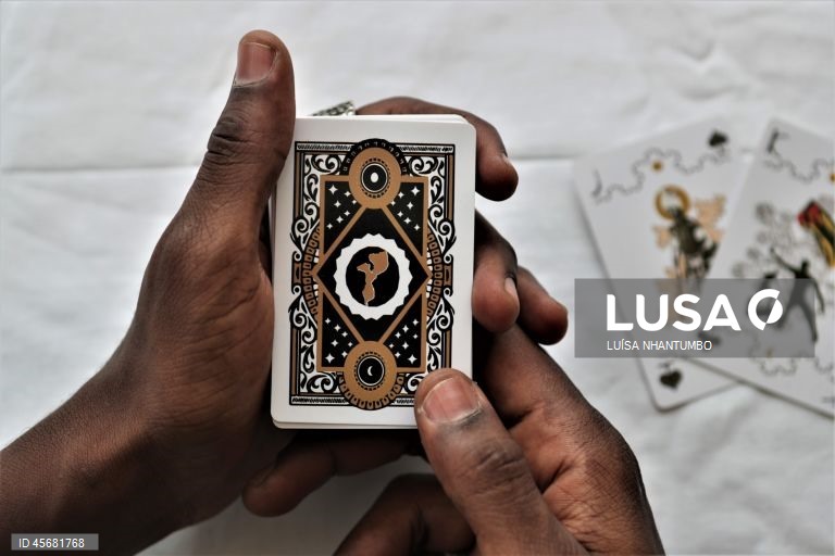 Primeiro baralho de cartas moçambicano para ensinar e recordar o passado, com figuras históricas do país, Maputo, Moçambique, 04 de setembro de 2025. Entre o silêncio e o isolamento da pandemia da covid-19, o jovem artista visual Lauro Munguambe criou o primeiro baralho moçambicano de cartas ilustradas com figuras históricas e lugares do país, para entreter, ensinar e "trazer o esquecido”. (ACOMPANHA TEXTO DA LUSA DO DIA 22 DE SETEMBRO DE 2025) LUÍSA NHANTUMBO/LUSA