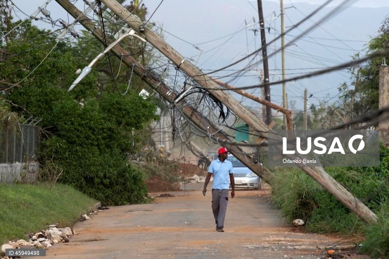 Jamaica: Pelo menos 19 mortos e mais de 70% do país sem energia elétrica após a passagem do furacão Melissa.