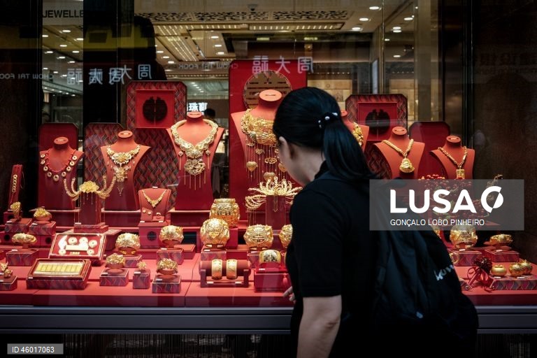 Uma popular observa uma montra de uma ourivesaria em Macau, China, 12 de novembro de 2025. A tradição da compra e oferta de ouro em Macau está a segurar a atividade das ourivesarias, que, não obstante os preços recorde do metal amarelo, mantêm o volume de transações, ainda que com menos peso total transacionado. (ACOMPANHA TEXTO DA LUSA DO DIA 16 DE NOVEMBRO DE 2025). GONÇALO LOBO PINHEIRO/LUSA