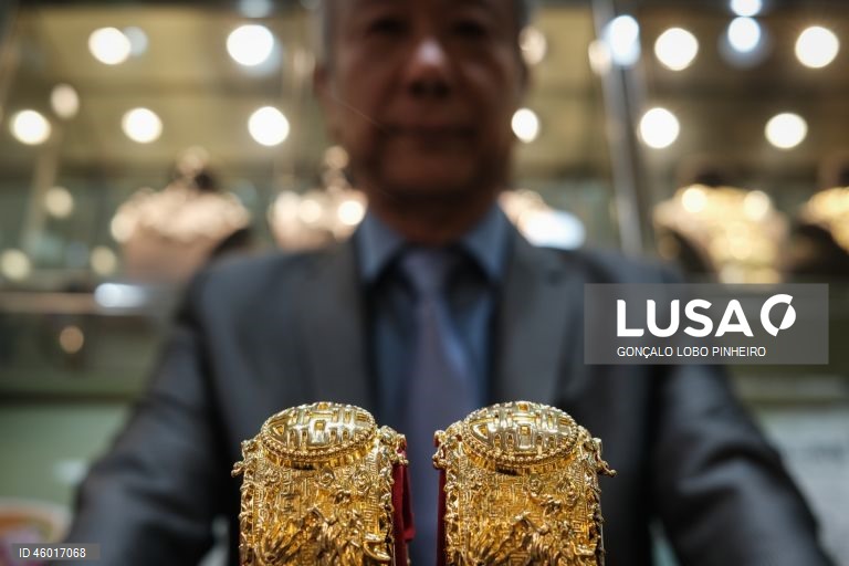 Joias em ouro numa ourivesaria em Macau, China, 12 de novembro de 2025. A tradição da compra e oferta de ouro em Macau está a segurar a atividade das ourivesarias, que, não obstante os preços recorde do metal amarelo, mantêm o volume de transações, ainda que com menos peso total transacionado. (ACOMPANHA TEXTO DA LUSA DO DIA 16 DE NOVEMBRO DE 2025). GONÇALO LOBO PINHEIRO/LUSA